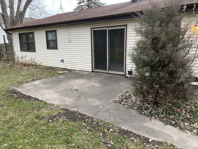 Building Photo - 115 Meadowbrook Ln