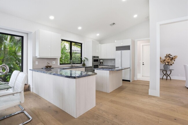Building Photo - 11180 Isle Brook Ct