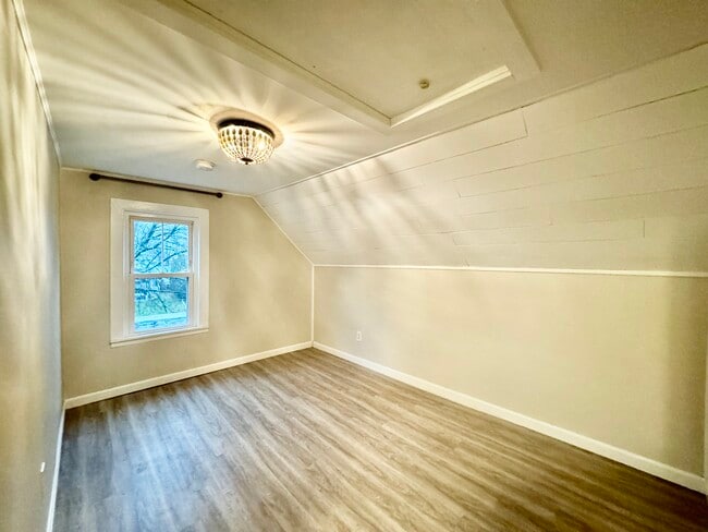 Building Photo - 102 Pine St