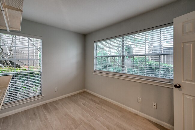 Building Photo - 1860 White Oak Dr