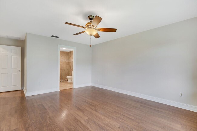 Building Photo - ** GOLDEN GATE CITY ** 3 BED + DEN / 2 BAT...