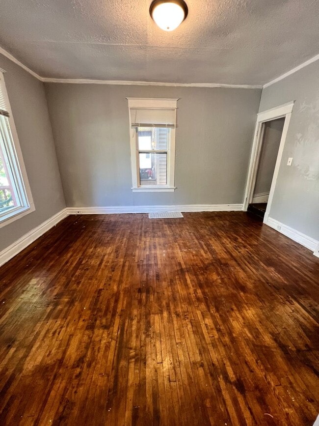 Building Photo - 708 E 6th St