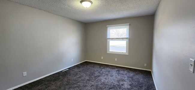 Building Photo - 2 BEDROOM TOWNHOME FOR RENT