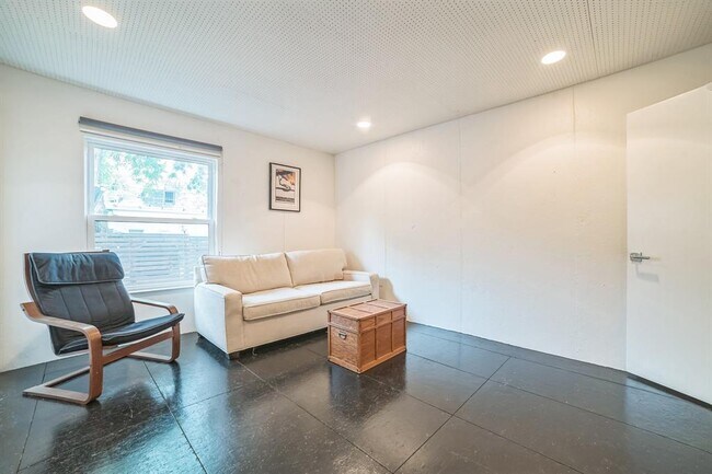 Building Photo - 64 Comal St