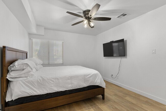 Building Photo - One Bedroom One Bath in Phoenix!