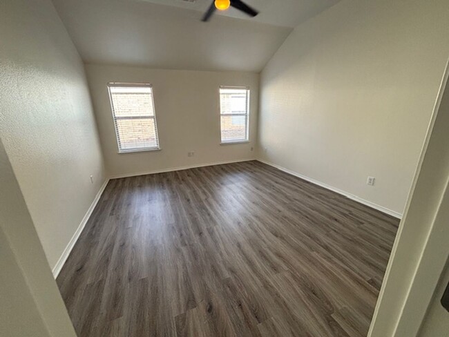 Building Photo - Cute 3 bedroom