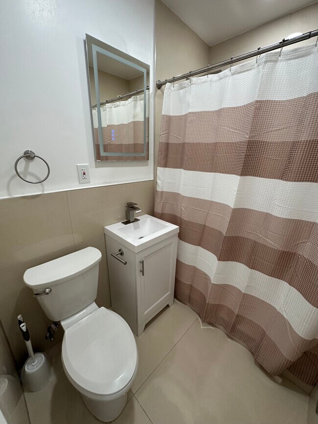 Building Photo - 811 NE 2nd Pl