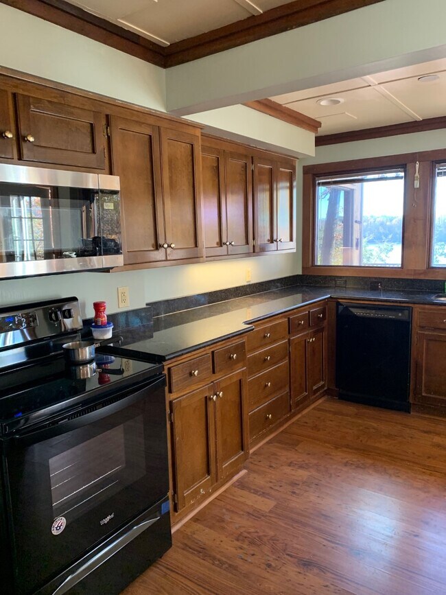 Building Photo - 2 Old North River Pt