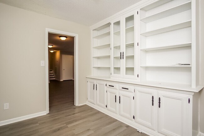 Building Photo - Large 4 Bedroom Home!