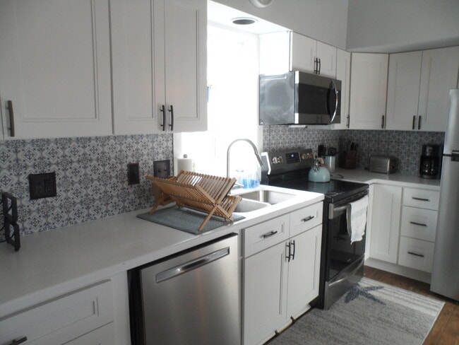 Building Photo - 9400 Ventnor Ave