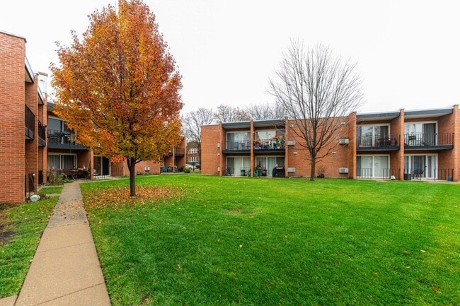 Building Photo - 6151 W Thorndale Ave