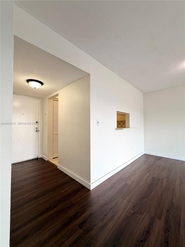 Building Photo - 10431 N Kendall Dr