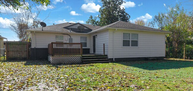 Building Photo - 3BR/1BA Home with W/D Hookups + Holiday Move-In Special $250 !!