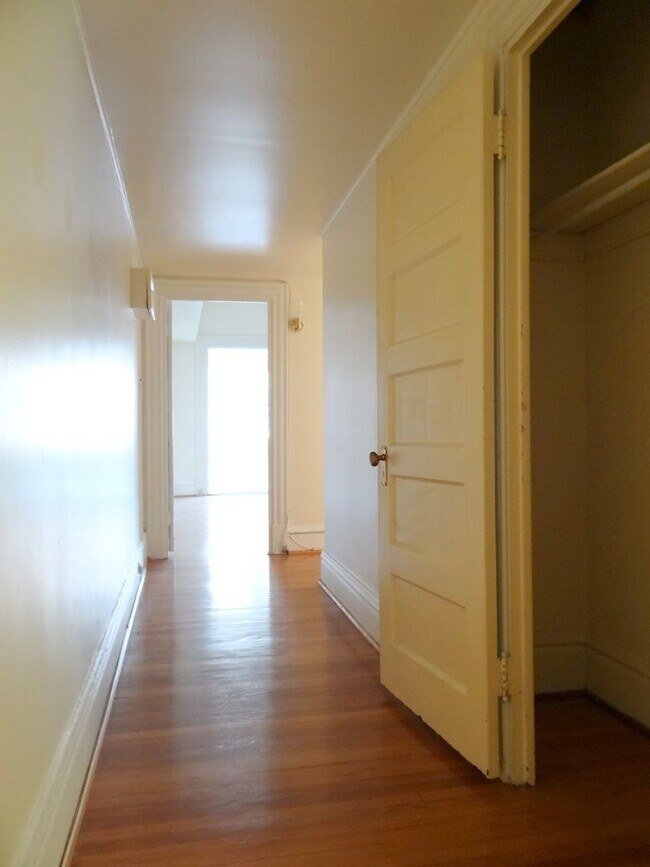 Building Photo - Charming 3 BD/2 BATH right across the stre...
