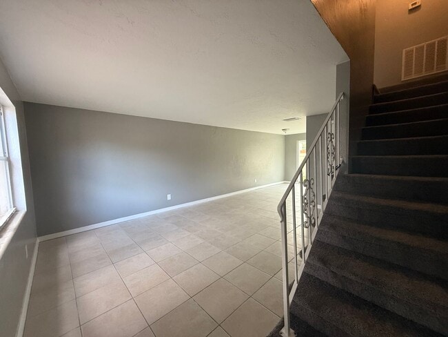 Building Photo - Beautiful 2 Bed 1.5 Bath Townhome AVAILABLE IMMEDIATELY!