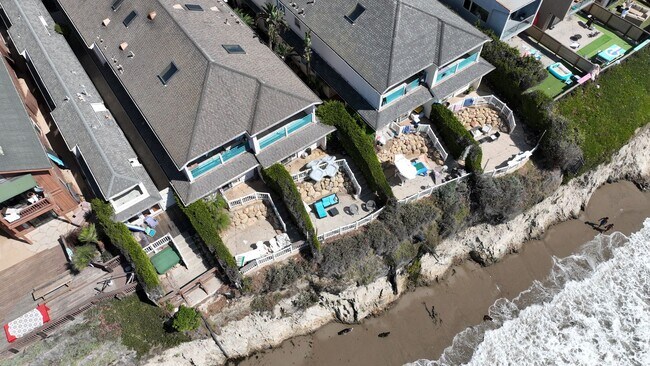 Building Photo - 6575 Del Playa Dr