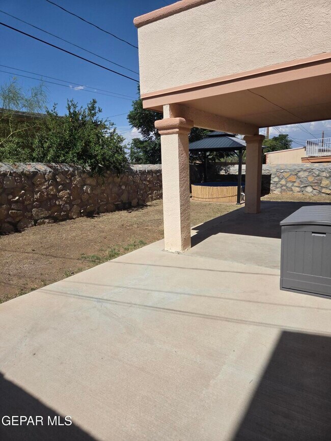 Building Photo - 3717 Hubble Dr