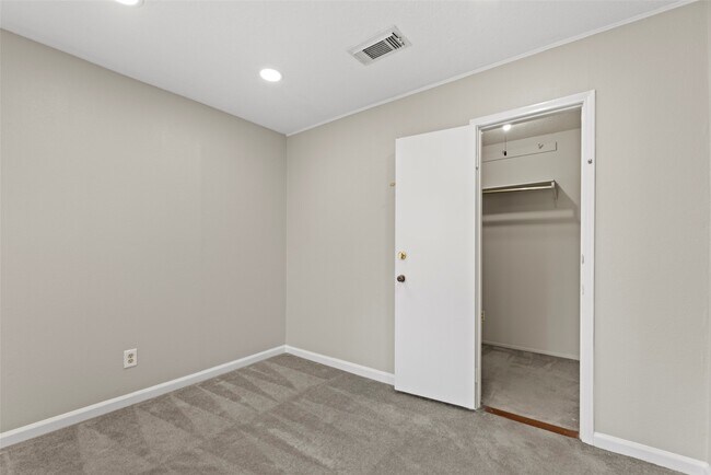 Building Photo - 8818 Edgemoor Dr