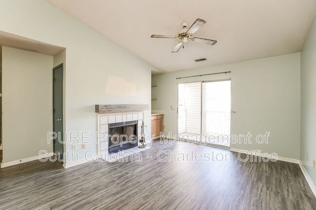 Building Photo - 2011 N Hwy 17