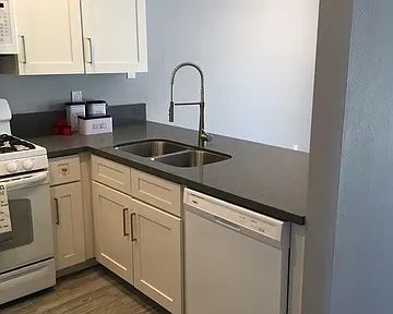 Building Photo - Beautifully Updated 2-Bedroom Townhome in Lakeview Villas!