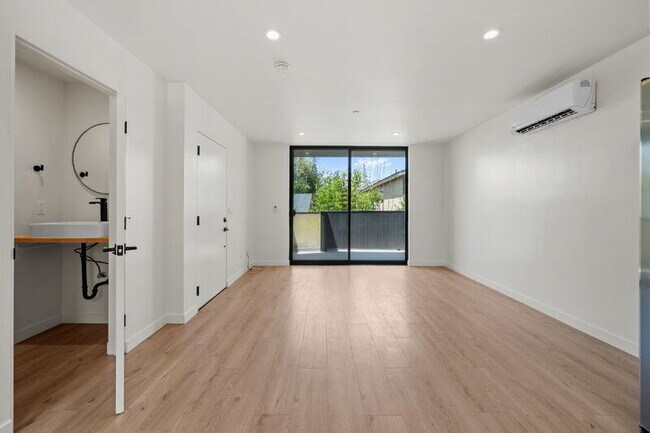 Building Photo - 2664 L St