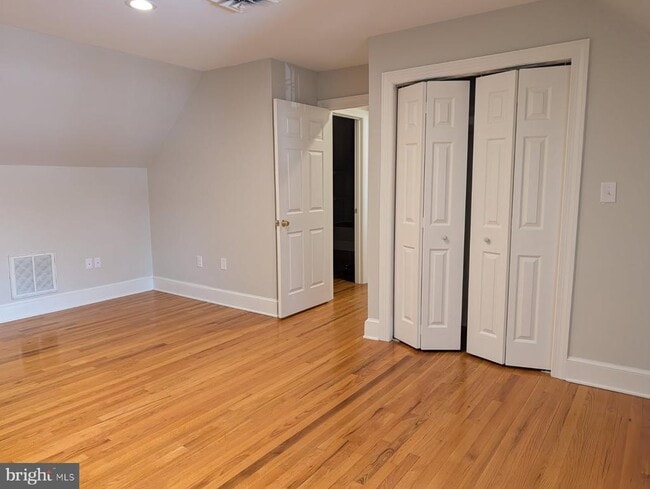 Building Photo - 295 Bay St