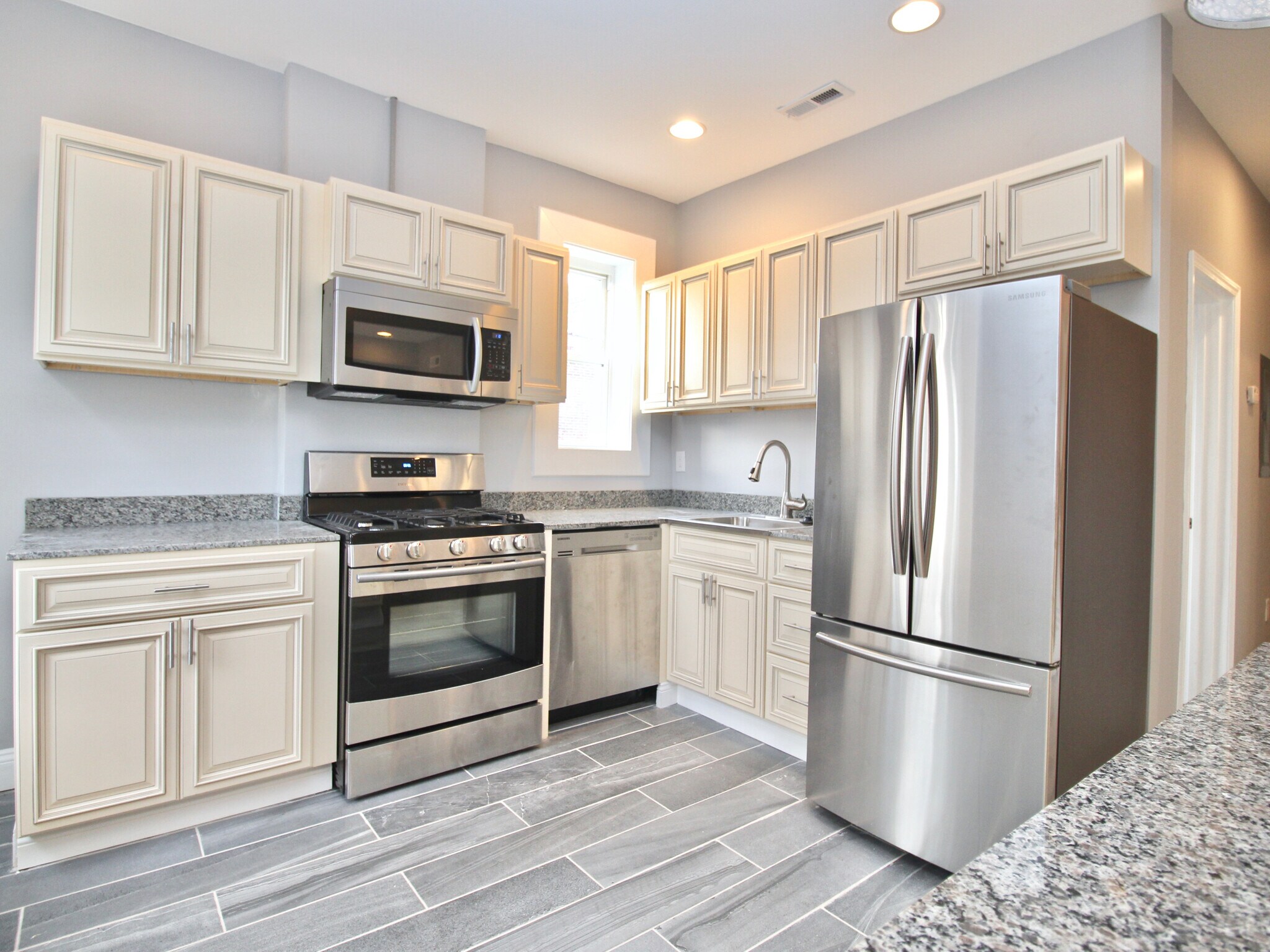 Building Photo - 3526 Vista Ave