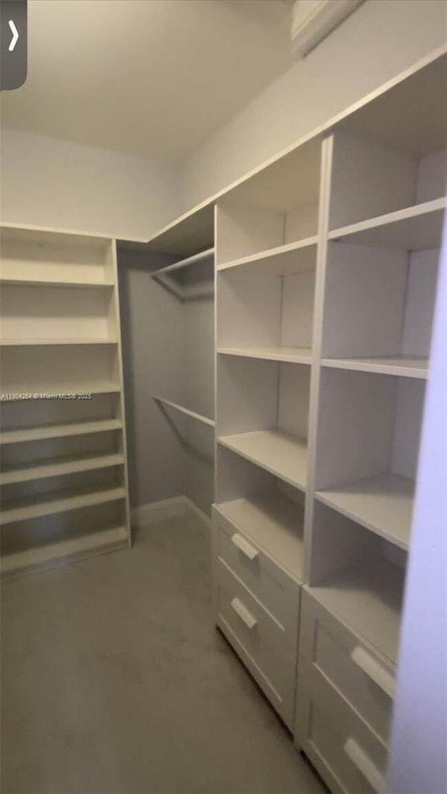 Building Photo - 833 Riverside Dr