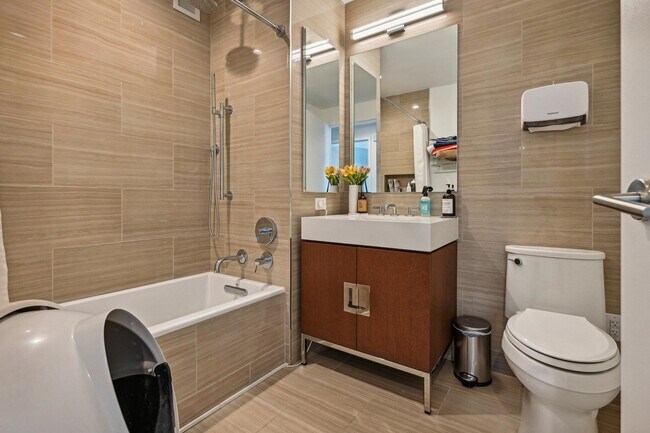 Building Photo - 99 Hudson St