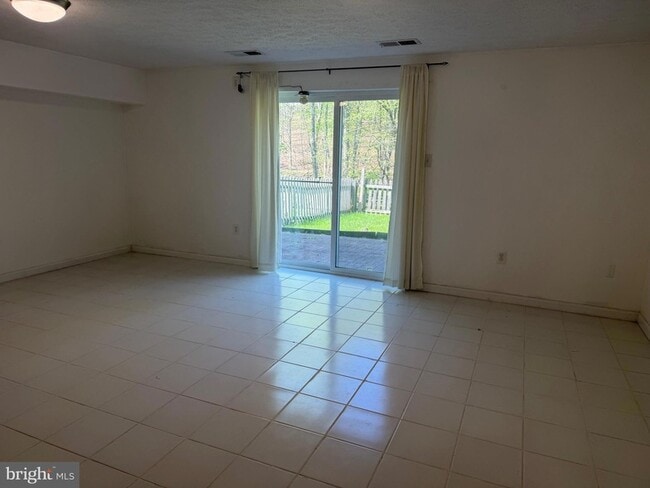 Building Photo - 28 Oak Shadows Ct