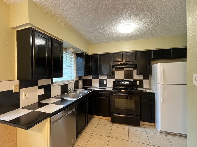 Building Photo - Southside Townhome