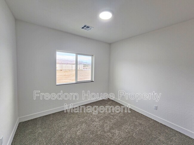 Building Photo - 1340 Arrowhead St