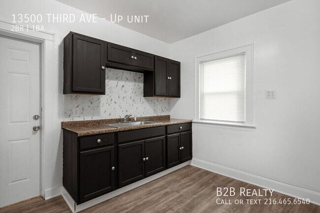 Building Photo - 13500 THIRD AVE-Up unit
