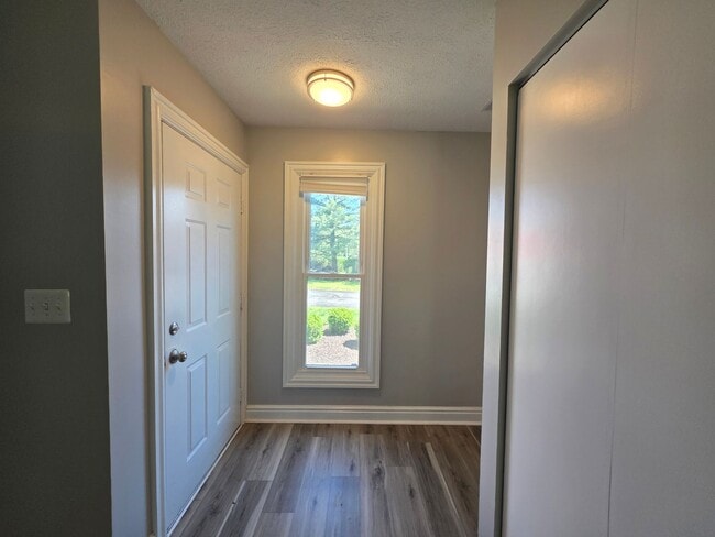 Building Photo - Spacious Town Home in Brighton Heights!