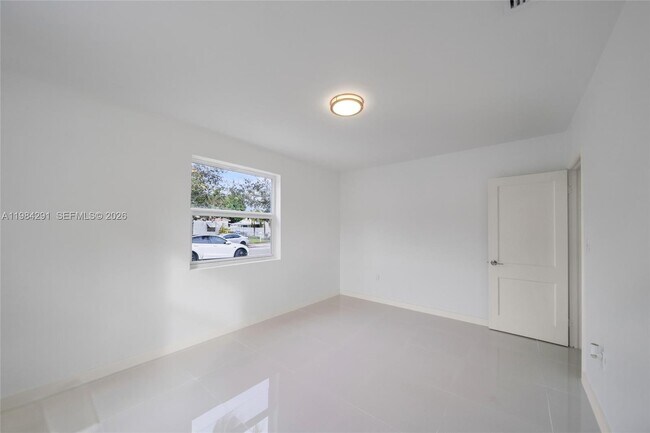 Building Photo - 27 Suffolk Ave