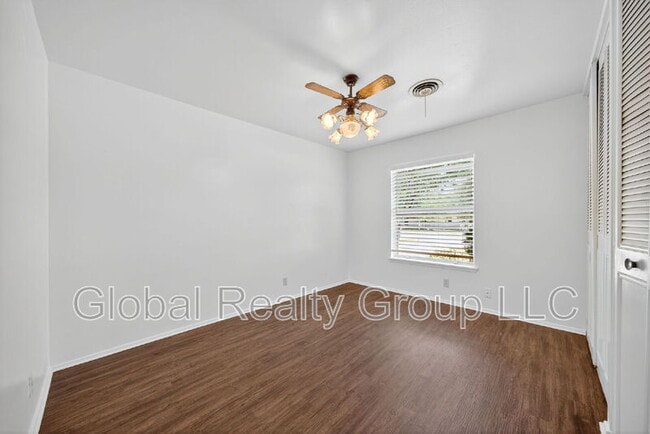 Building Photo - 121 Rosewood Dr