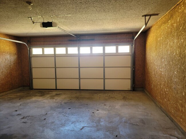 Building Photo - Newly Remodeled 3 Bedroom/2 Bath Home In V...