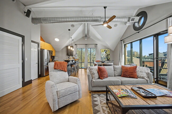 Building Photo - 261 S Limestone