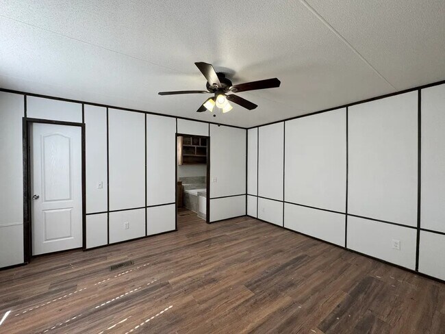 Building Photo - 16206 Wood Dr