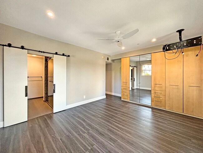 Building Photo - Stunning 2BD/2BA Condo in Bankers Hill W/ ...