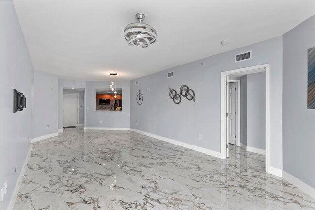 Building Photo - 2/2 in Marina Grande