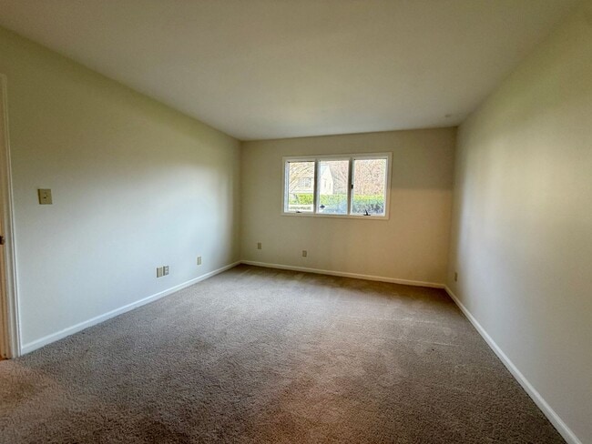 Building Photo - First Floor 2 bedroom condo