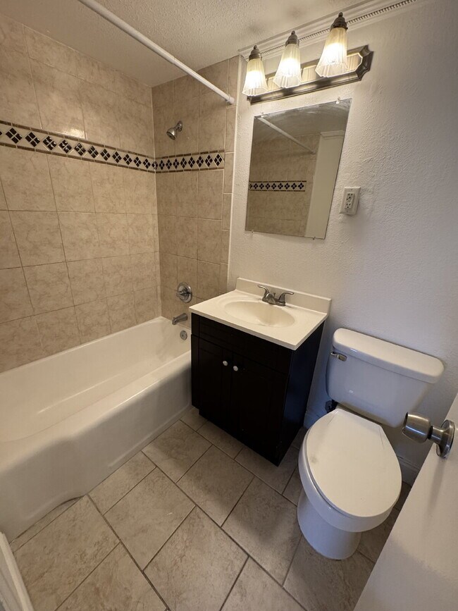 Building Photo - 1 Bedroom 1 bath with a view in downtown J...