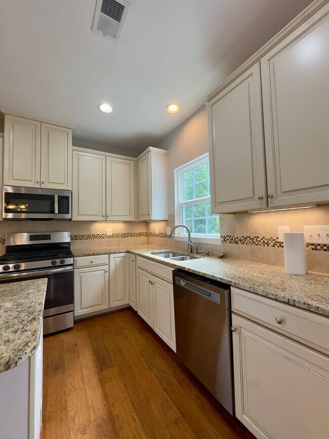 Building Photo - 1302 Dickinson Ct