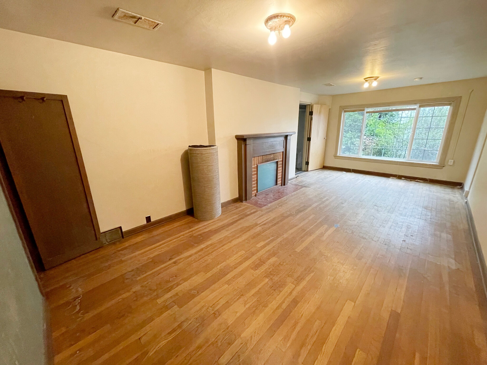 Building Photo - 905 NE C St