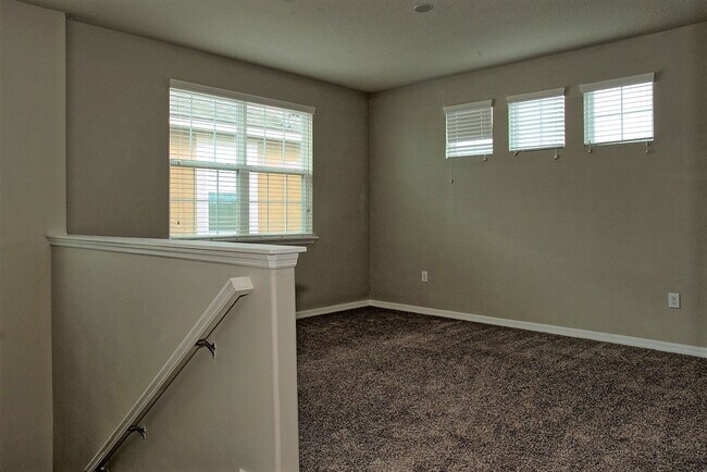 Building Photo - Beautiful 4 bed 3 bath w/loft, 2 story hom...