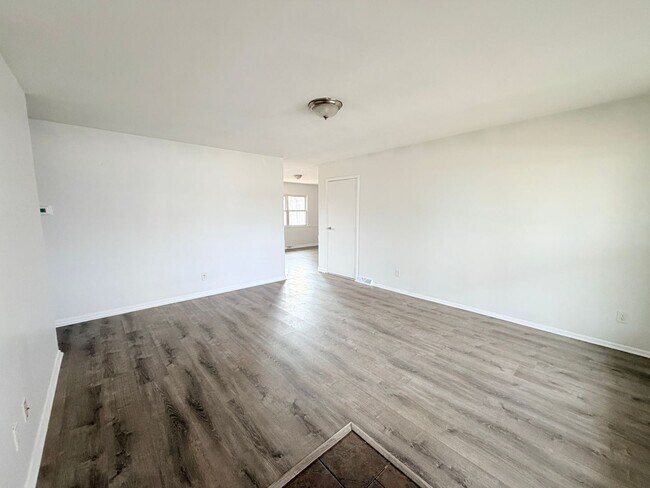 Building Photo - JUST REDUCED: Now Showing this 4 Bedroom/2 bath in New Whiteland, IN