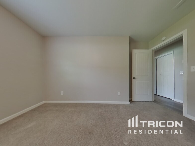 Building Photo - 652 Amberwood Dr