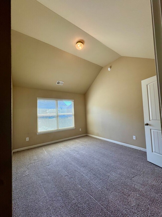 Building Photo - This beautiful 4-bedroom, 2.5-bath home Move-in ready and is waiting for you!