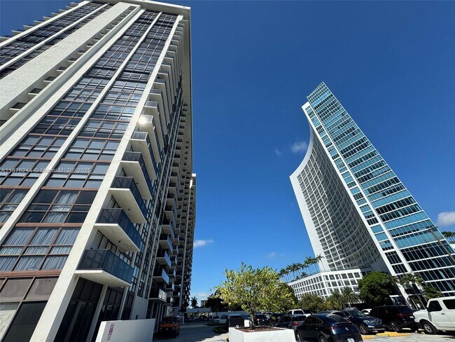 Building Photo - 600 NE 36th St